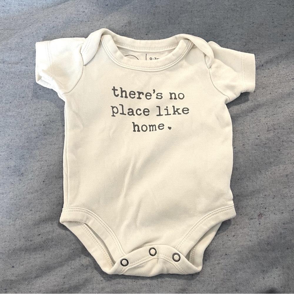 🏷️ Finn & Emma Coming Home Onesie (0-3M)